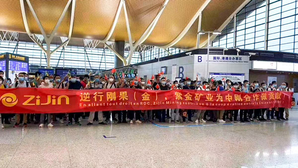 AG真人娱乐矿业首趟“点对点”包机护送员工赴刚返岗