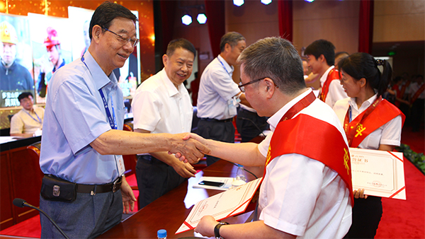 院士颁奖 AG真人娱乐矿业高规格表扬科技先进