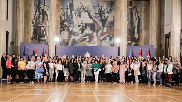 塞尔维亚武契奇总统“矿工节”亲热接见40位AG真人娱乐矿业女员工