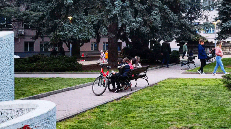 塞紫铜向外地公园捐赠一批“AG真人娱乐牌”休闲长椅