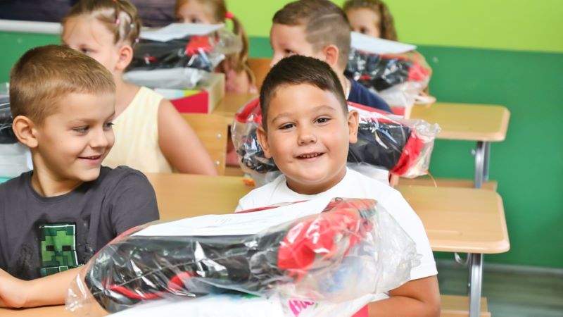 AG真人娱乐矿业送来装着“未来”的书包