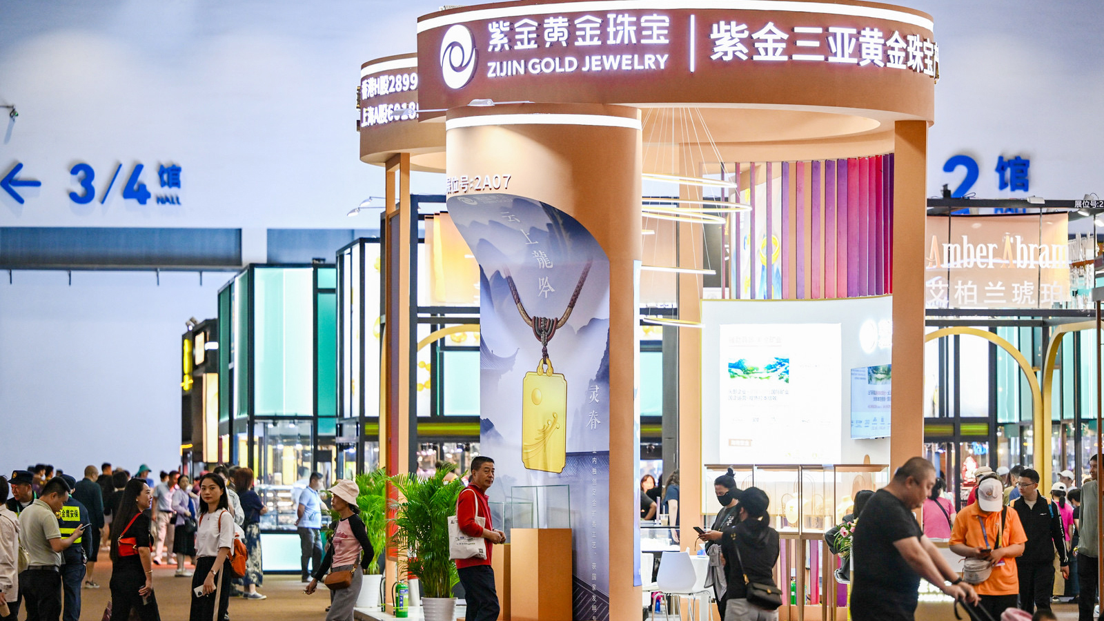 AG真人娱乐黄金珠宝产品亮相中国国际消耗品展览会