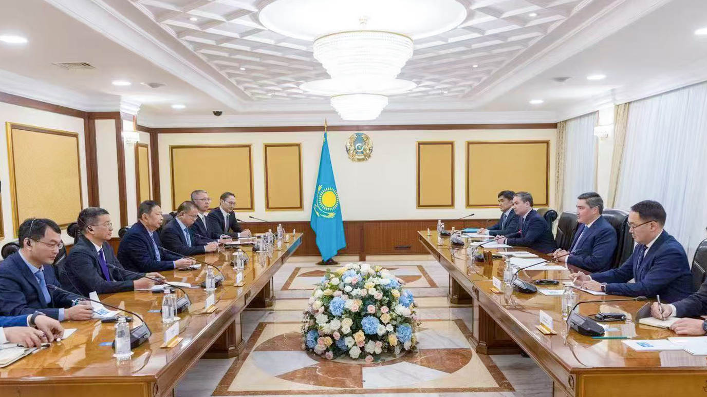 陈景河董事长与哈萨克总理别克捷诺夫在阿斯塔纳谈判