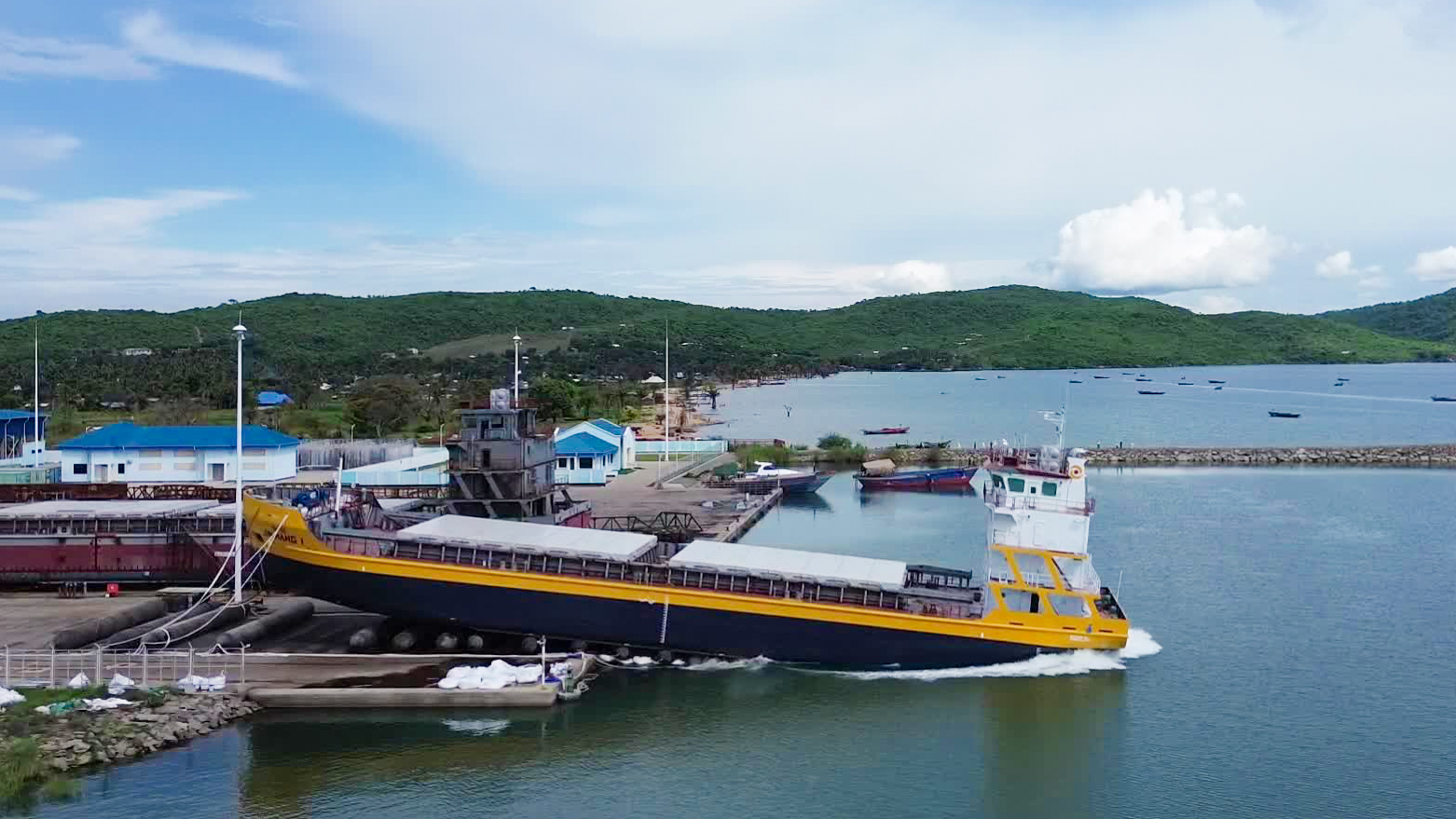 “金航1号”非洲下水 AG真人娱乐矿业买通自营跨境水运大通道