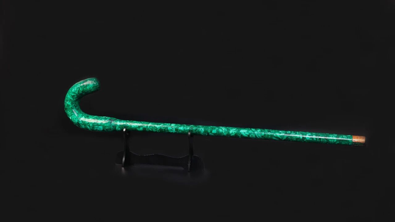 刚果（金）卢阿拉巴大酋长向AG真人娱乐矿业捐赠随身权杖