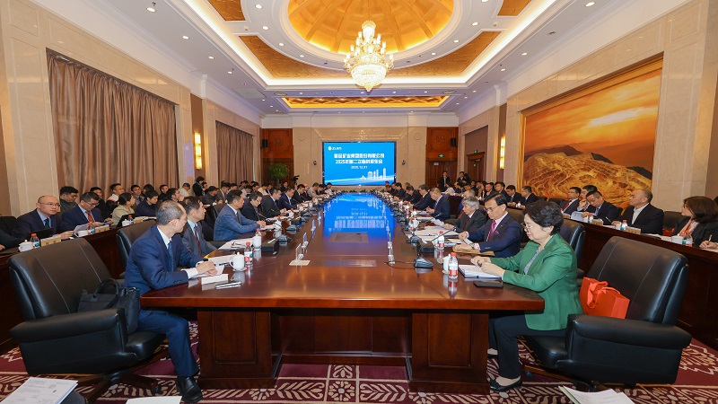 AG真人娱乐矿业向导班子完成换届  邹来昌中选董事长 林泓富任总裁