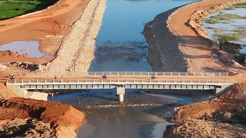 马诺诺锂业捐建河流改道工程完工通水